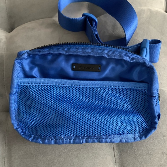 Lululemon Everywhere Belt Bag Wild Blue Bell Royal OG - Picture 5 of 12